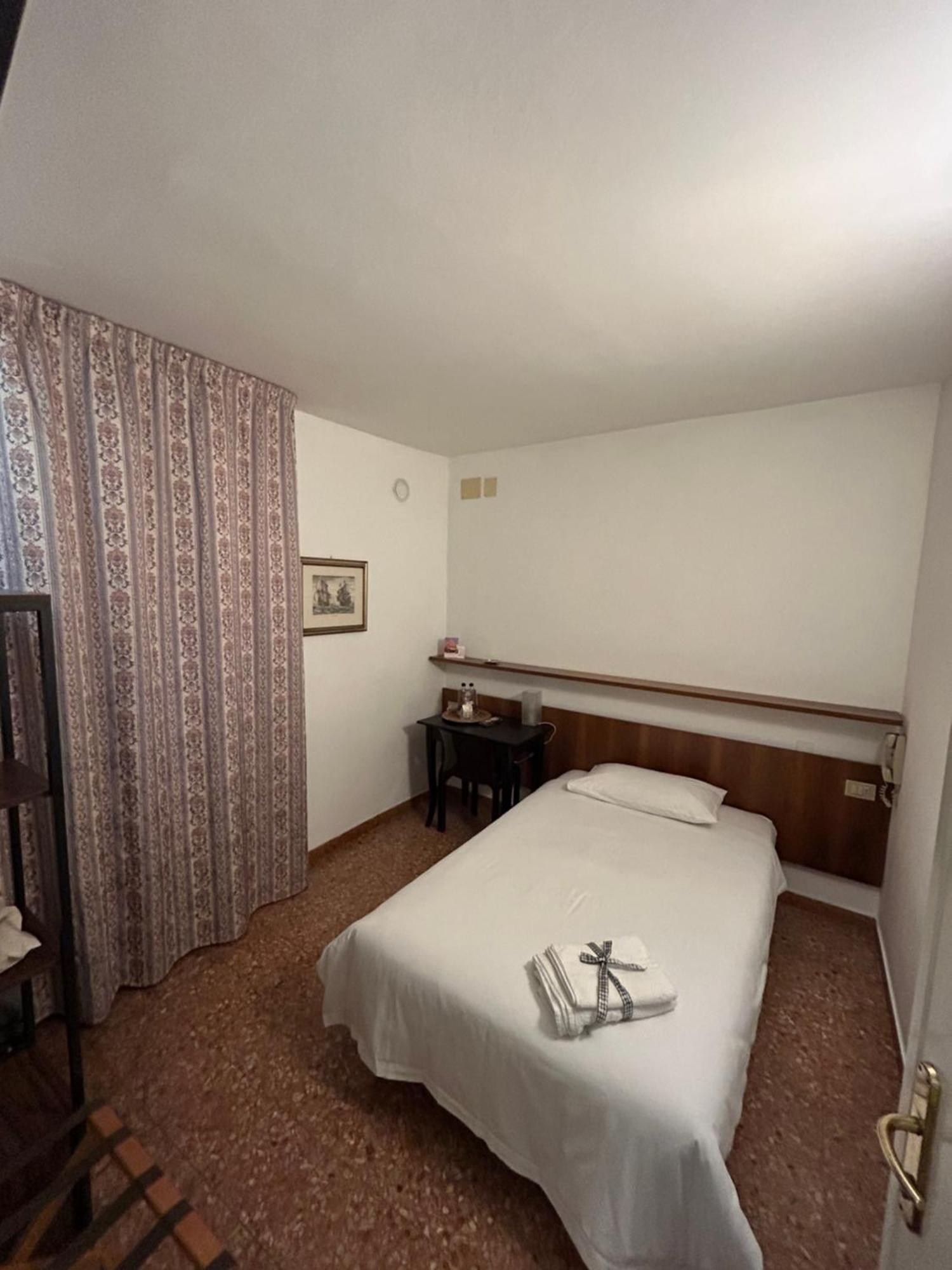 Albergo Da Pina Lazise Bagian luar foto