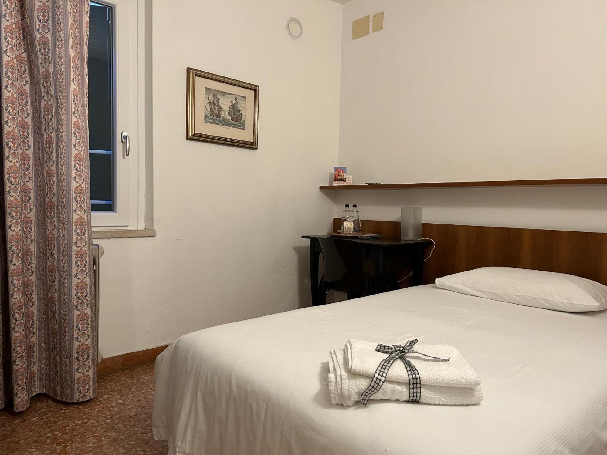 Albergo Da Pina Lazise Bagian luar foto